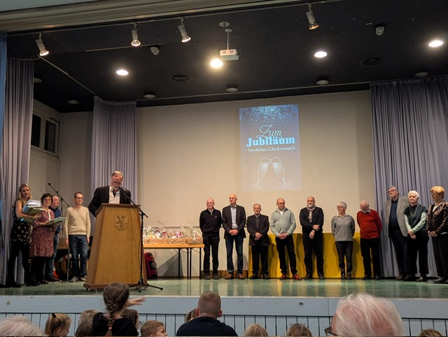 Eherenmitglieder des TVB zur Auszeichnung auf der Bühne